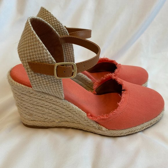The Perfect Summer Wedge - Picture 1 of 7